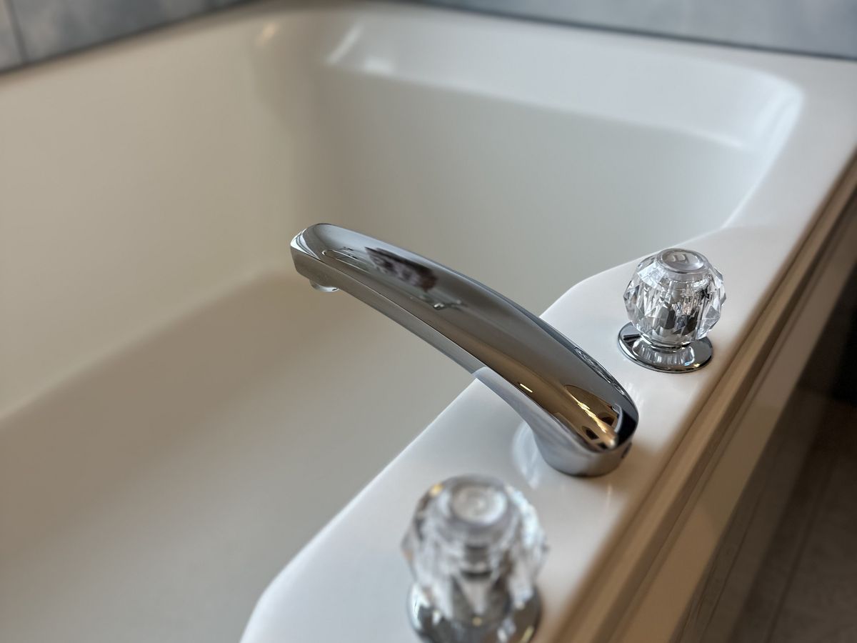 Gleaming bathtub faucet